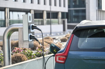 auto voiture electrique borne station charge recharge