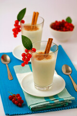 Meringue milk with red currants.