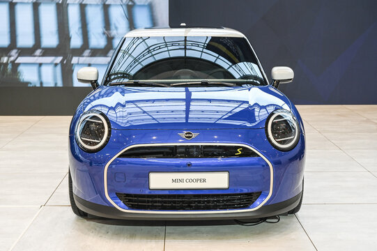 Auto show voiture electrique marque Automotive eMotion Summit 2024 Bruxelles Brussels Belgium Mini Cooper