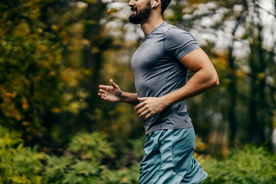 Cropped picture of a strong sportsman doing his cardio training in nature.