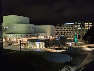 Modernes Theatergebäude in Düsseldorf bei Nacht
