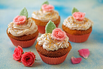 Roses cupcakes.