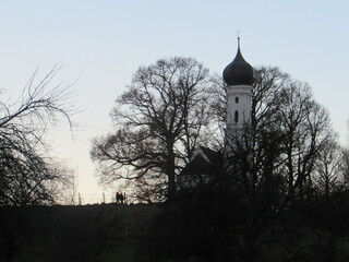 idyllische Kapelle im Grünen