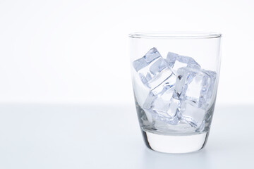 氷の入ったグラス
