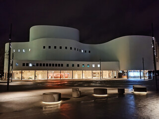 Berühmtes Theatergebäude in Düsseldorf bei Nacht