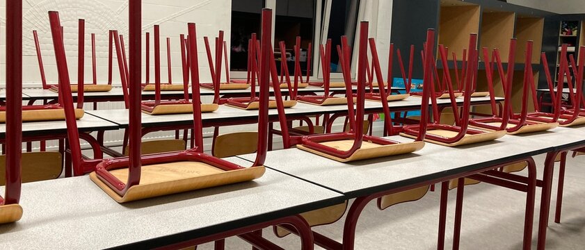 Salle de classe vide avec les chaises retourn&eacute;es sur les tables - &eacute;cole vide
