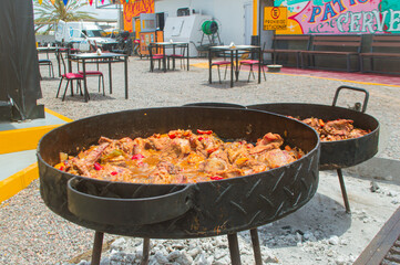 Asador redondo de carne, cordero al aire libre.