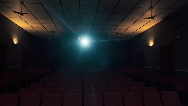 Sala de cine antigua con luz del proyector cinematografico