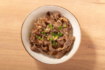 黒毛和牛　焼肉丼　（肩ロース薄切り肉）