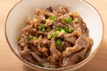 黒毛和牛　焼肉丼　（肩ロース薄切り肉）