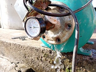 Water leakage from the green tank of the hydraulic pump. Do-it-yourself repair of an electric water...