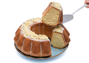 Kawałek ciasta nakładany na talerz, wielkanocna babka piaskowa