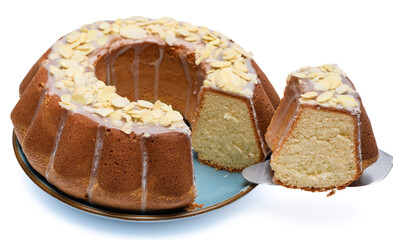 Kroic ciasto na kawałki, widoczny przekrój babki piaskowej wielkanocnej z bliska 