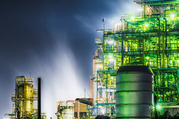 川崎の工場夜景　ライトアップされたメタリックなプラントのクローズアップ【神奈川県・川崎市】　
Night view of a Kawasaki city factory. Close-up of a lit-up metallic plant - Kanagawa, Japan