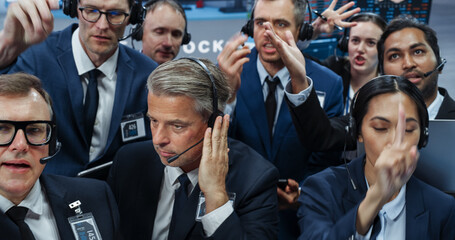 Historical Stock Exchange Depiction of an Open Trading Floor Pit with Diverse Group of Traders Executing Buy and Sell Stock Orders with Hand Signals and Verbal Communication with Their Brokers - obrazy, fototapety, plakaty