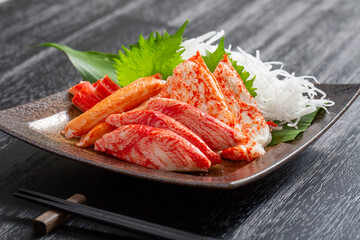 蟹蒲鉾、陶器の皿に盛りつけた多種類の蟹蒲鉾