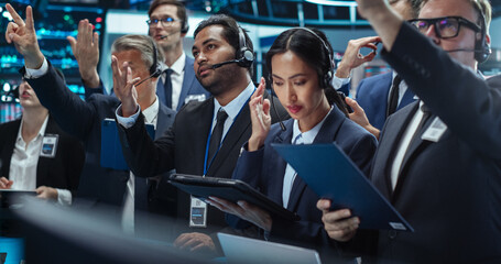 Portrait of Professional Traders Working on a Stock Exchange. Enthusiastic Men and Women Shouting, Signaling Orders for Company Shares and Commodities to Brokers at an Open Outcry Arbitrage - obrazy, fototapety, plakaty