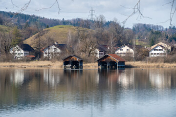 Fototapeta na wymiar See mit Bootshäusern, Schlehdorf am Kochelsee