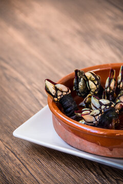 Percebes emplatadas sobre fondo de madera