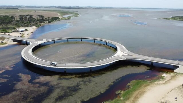 Toma aerea de dron del puente sobre la laguna Garz&oacute;n en Maldonado, Uruguay