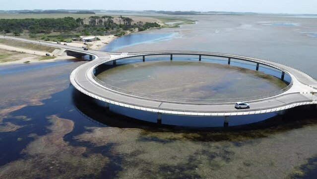 Toma aerea de dron del puente sobre la laguna Garz&oacute;n en Maldonado, Uruguay