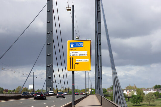 Düsseldorf, Verkehrsschild auf der Rheinkniebrücke in Richtung Neuss, Oberkassel