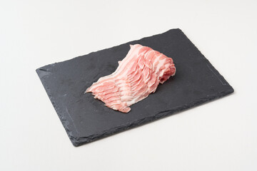 黒いお皿にのった豚バラ肉