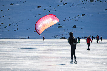 Schlittschuhlaufen auf zugefrorenem Lago Bianco, Berninapasshöhe, Kanton Graubünden, Schweiz
