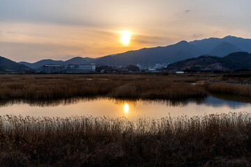 Fototapeta premium View of the sunset over the mountain