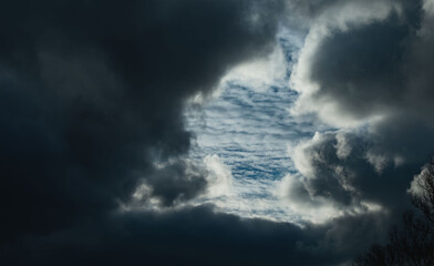 Obraz premium Thick dark clouds in the evening sky