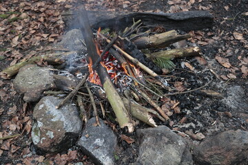 lagerfeuer draussen im freien wandern