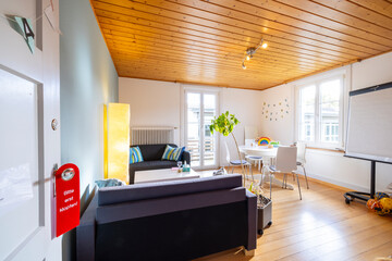 zimmer besprechung zuhause anklopfen