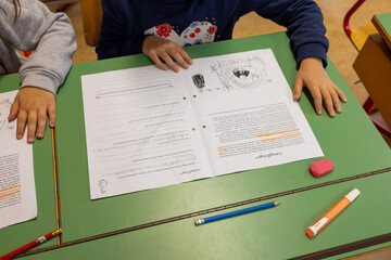 kinder lernen lesen schule pult schweiz