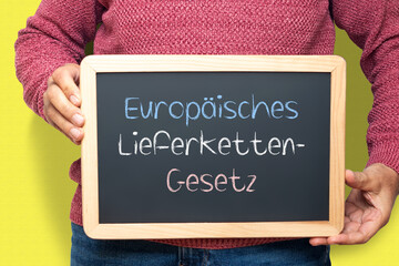Kreidetafel mit einem Schriftzug; Europäisches Lieferkettengesetz
