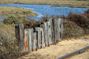 Traviesas de madera al sol de la Ria Formosa cerca de Tavira, Algarve, Portugal
