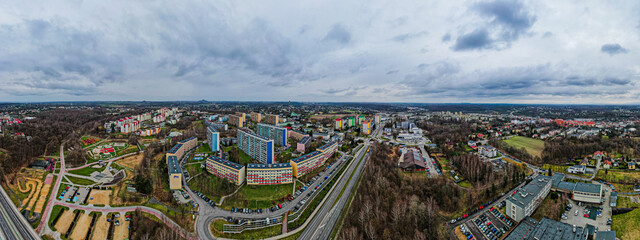 Miasto Wodzisław Śląski na Śląsku w Polsce z blokami i terenami zielonymi. Panorama zimą z lotu ptaka