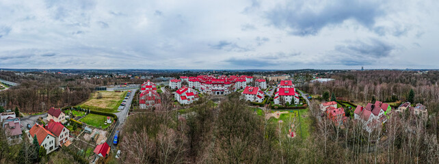 Nowoczesne osiedle mieszkaniowe w Wodzisławiu Śląskim na Śląsku w Polsce. Panorama z lotu ptaka