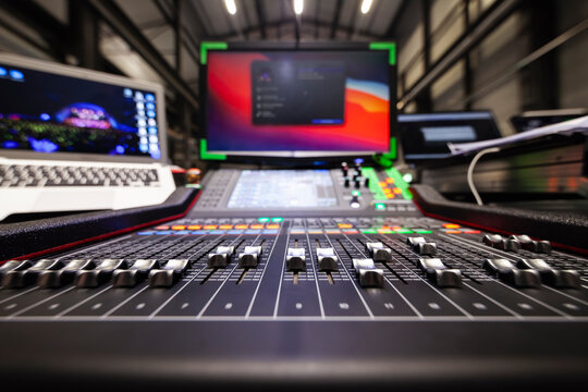 Foto der Regler von einem Mischpult mit geringer Tiefensch&auml;rfe bei einer Kulturveranstaltung