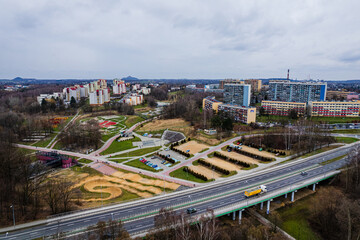 Fototapeta na wymiar Miasto Wodzisław Śląski na Śląsku w Polsce z blokami i terenami zielonymi. Panorama zimą z lotu ptaka
