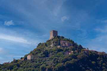 Fototapeta na wymiar The rich history and defensive walls of Rocca di Tentennano