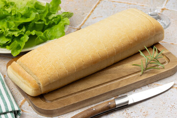 gros plan sur un préfou sur une planche à découper