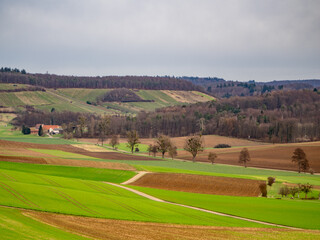 Ackerbau in hügeliger Landschaft