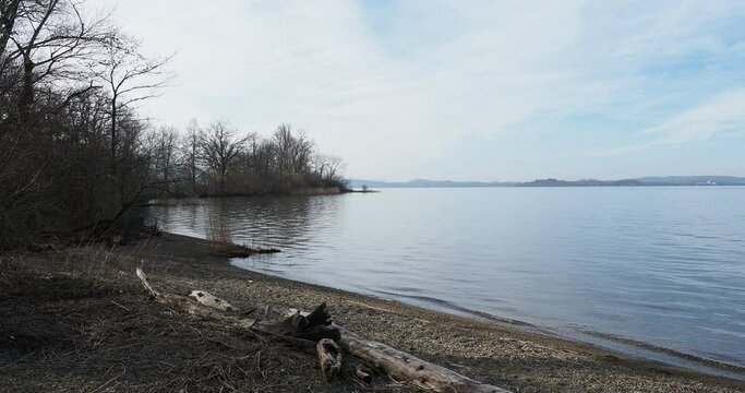 Chiemsee 'Bayerisches Meer'. Ein beeindruckendes reiche Natur, Waldst&uuml;ck entlang des Ufersein bis zur Schweinebucht in Achendelta gelaufen
