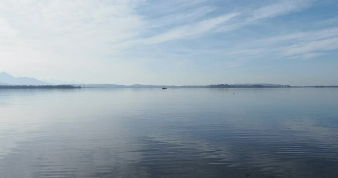 Chiemsee 'Bayerisches Meer'. Von Strandbad &Uuml;bersee in Achendelta und Feldwieser Bucht. Am Horizont West, Chiemgauer Alpen von Schwarzenberg bis Wendelstein 