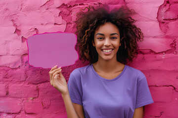 Jeune fille souriante, tenant un panneau violet - obrazy, fototapety, plakaty
