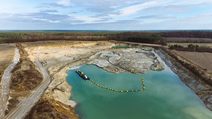 Koparka na wodzie wybiera piasek, żwir z wody, widok z drona