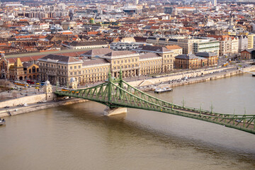 Fototapeta premium Iconic Liberty Bridge, crossing Danube river, connecting Buda and Pest parts of Budapest, Hungary