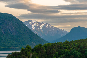 Fototapeta premium Der Nordfjord ist ein 116 km langer Fjord im Norden der norwegischen Provinz Vestland, etwa 10 km südlich des 62. Breitengrades und der neuntlängste Fjord Norwegens. tiefste Stelle in Ervik 585 m 