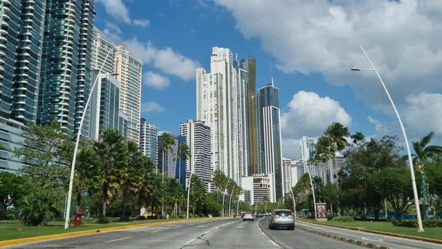 Recorrido en autom&oacute;vil por la Avenida Balboa en un d&iacute;a soleado en la Ciudad de Panam&aacute;.