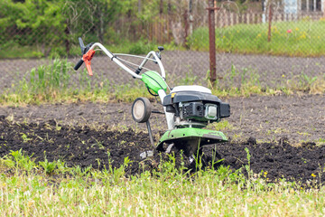 Cultivator for cultivating the soil in the garden
